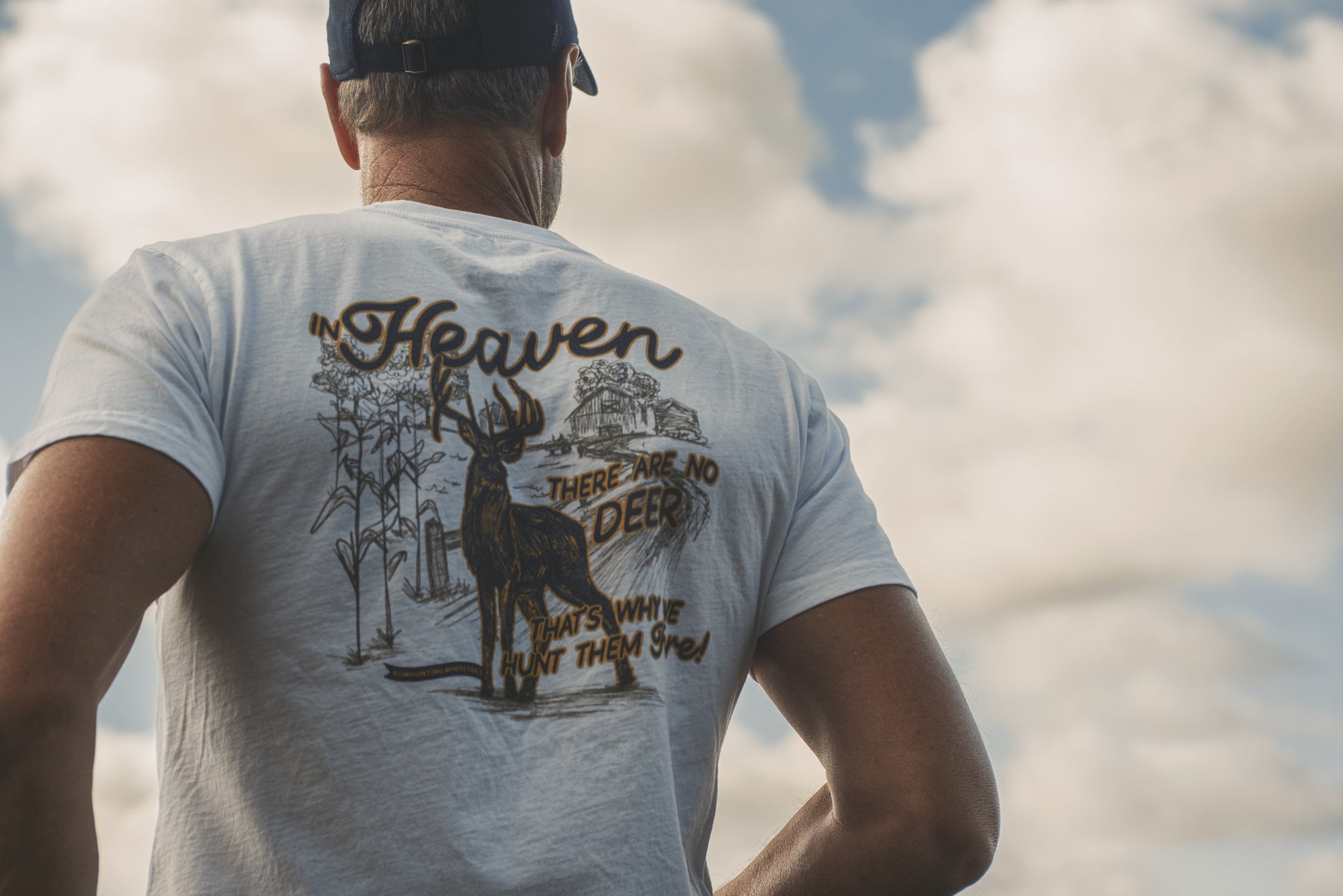  Someone I Love Is Hunting In Heaven Vintage T-Shirt : Clothing,  Shoes & Jewelry